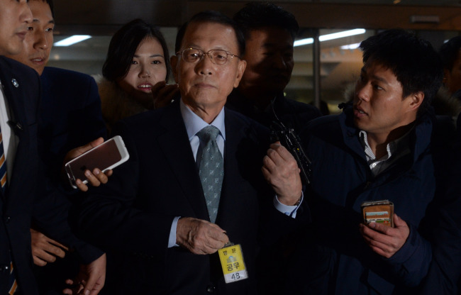 Kim Ki-choon, former chief of staff for President Park Geun-hye, arrives at the National Assembly in Seoul on Wednesday, as a witness in a parliamentary investigation. (Ahn Hoon/The Korea Herald)