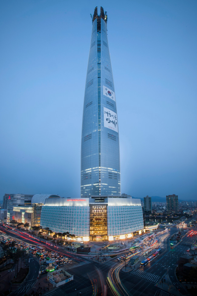 Lotte World Tower in souther Seoul, where Lotte would re-open a duty-free store if granted a license on Dec. 17 (Lotte Duty Free)
