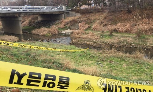 8일 오후 인천시 부평구 갈산동 굴포천 인근에서 부패한 여성 시신이 마대에 담긴 채 발견돼 경찰이 폴리스 라인을 쳐 놓고 있다. 경찰은 누군가 여성을 살해한 뒤 시신을 유기했을 가능성이 큰 것으로 보고 수사하고 있다. (사진=연합뉴스)