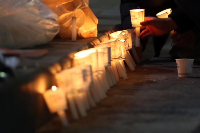 Citizens of Gwangju participate in anti-Park Geun-hye candlelight vigil on Friday. (Yonhap)