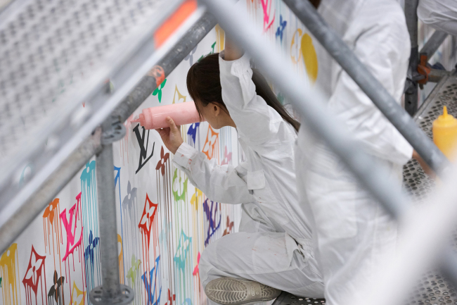 French graffiti artist Zevs’ “Liquidated Louis Vuitton (Multicolore)” is being installed at the Seoul Calligraphy Art Museum on Dec. 2. (Seoul Arts Center)