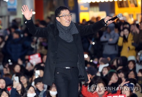 방송인 김제동이 10일 오후 광주 동구 금남로 거리에서 '만민공동회' 사회자로 나서 발언하고 있다.