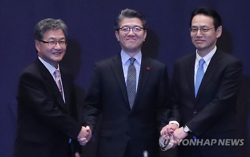 Kim Hong-kyun (center), special representative for Korean Peninsula peace and security affairs at the foreign ministry, poses together with his US and Japanese counterparts, Joseph Yun (left) and Kenji Kanasugi, before the start of a meeting in Seoul on Dec. 13, 2016, to discuss cooperation against North Korea's nuclear threat. (Yonhap)