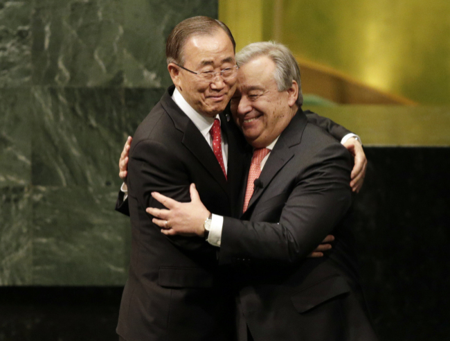 Current Secretary-General Ban Ki-moon (left) hugs UN Secretary-General designate Antonio Guterres after Guterres was sworn in at UN headquarters, Monday, becoming the 9th UN chief in the body‘s 71-year history. (AP-Yonhap)