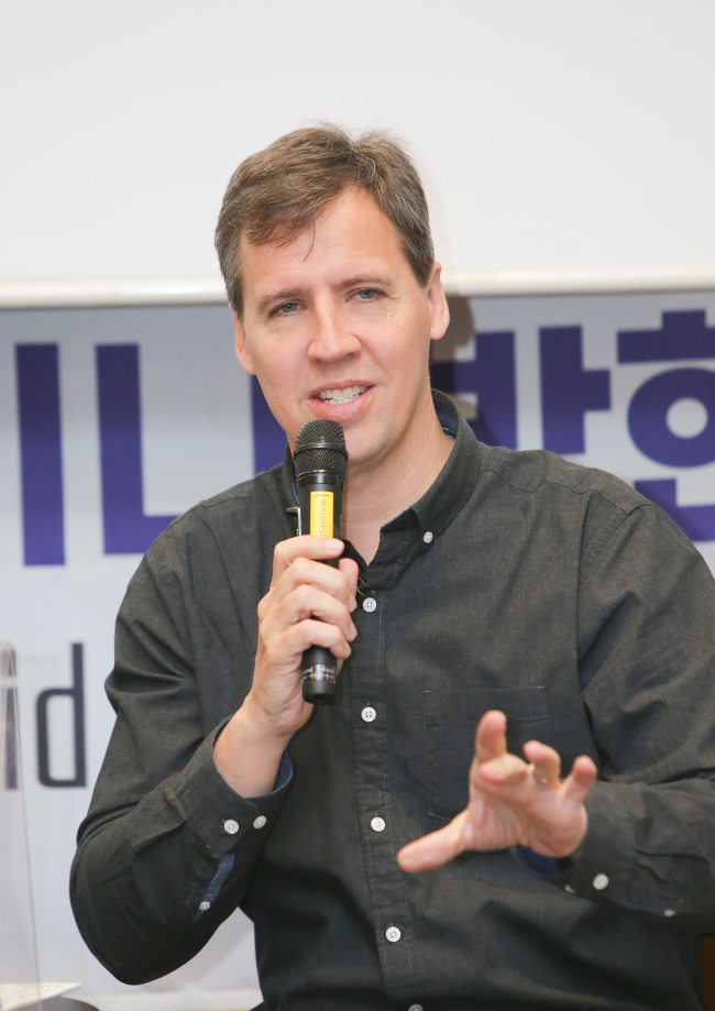 Jeff Kinney, author of children’s classic “Diary of a Wimpy Kid,” speaks at a press conference in Seoul on Tuesday. (Access Communications and Consulting)