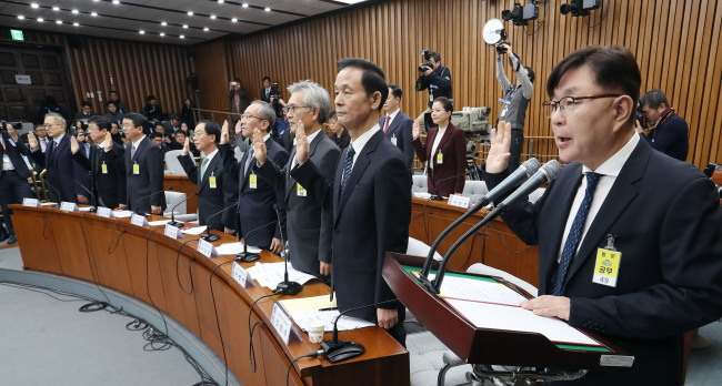 Kim Young-jae (right), who heeds a hospital frequently visted by President Park Geun-hye's confidante Choi Soon-sil, and a group of presidential aides take an oath during a parliamentary hearing in Seoul, Wednesday. (Ahn Hoon/The Korea Herald)