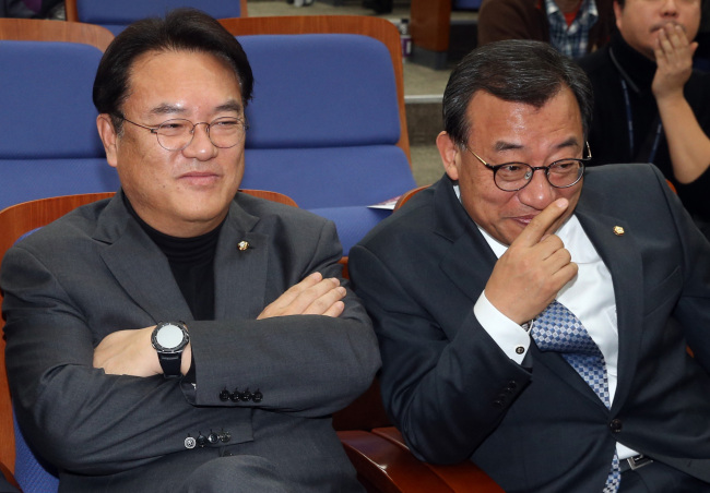 Saenuri leaders Reps. Lee Jung-hyun (right) and Chung Jin-suk watch the ballot count for the party's floor leadership vote on Friday. Both offered to step down, after Rep. Chung Woo-taik was elected floor leader. Yonhap