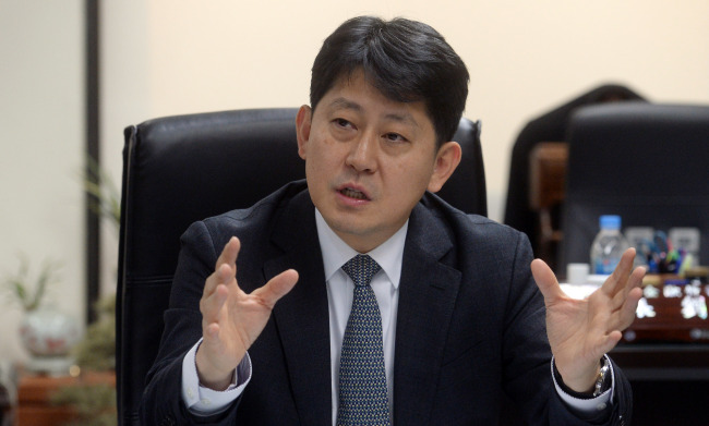 Yoo Kwang-yeol, commissioner of Korea Financial Intelligence Unit speaks during an interview at his office in Gwanghwamun, central Seoul, Dec. 6. (Ahn Hoon/The Korea Herald)