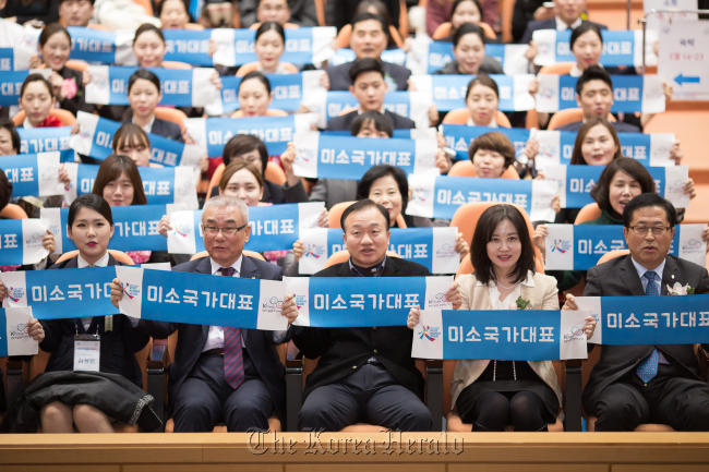 미소국가대표 머플러를 펼쳐보이며 참가자들과 친절서약을 다짐 중인 한경아사무국장(우로부터 두번째)과 김홍주 한국관광협회중앙회 회장(맨 우측)