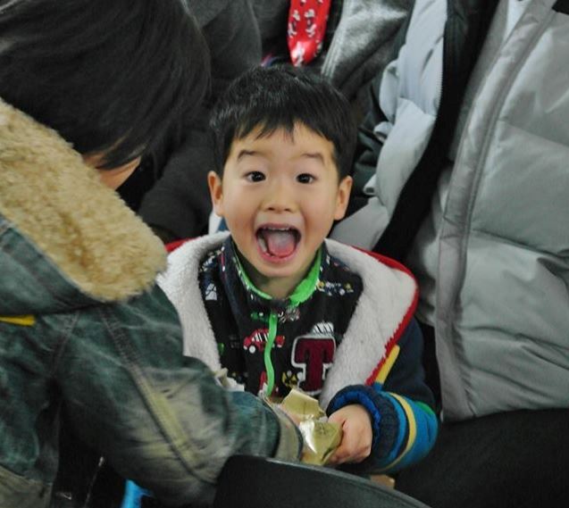 A child receives a gift during Jeju Furey’s third Christmas gift drive at Hongik orphanage in Samyang, Jeju, in 2013. (Jeju Furey)
