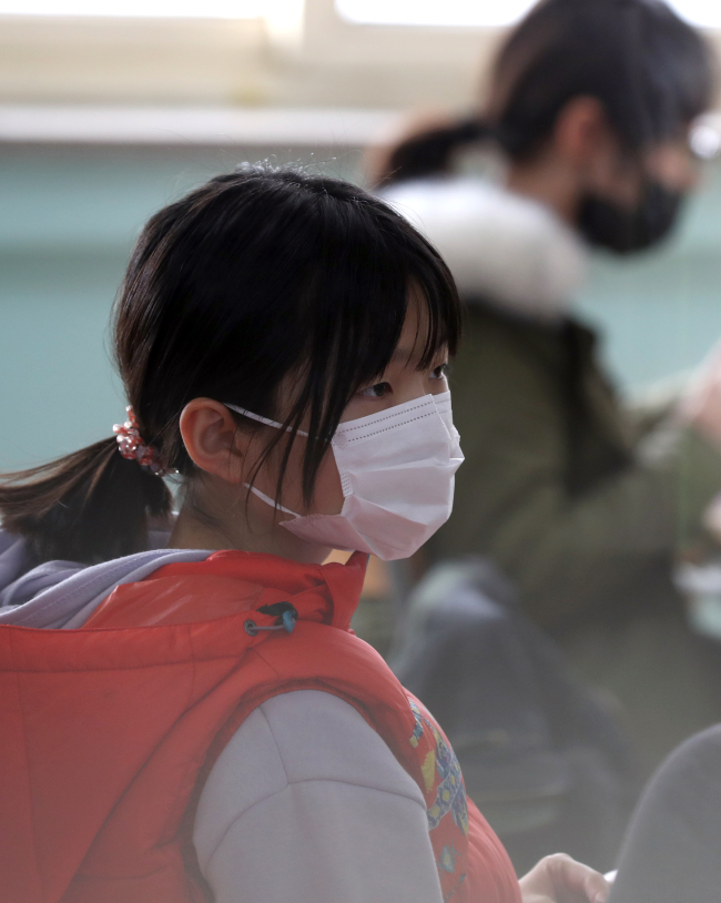 A student is seen wearing a face mask during class at an elementary school in Masan, South Gyeongsang Province, Wednesday. (yonhap)