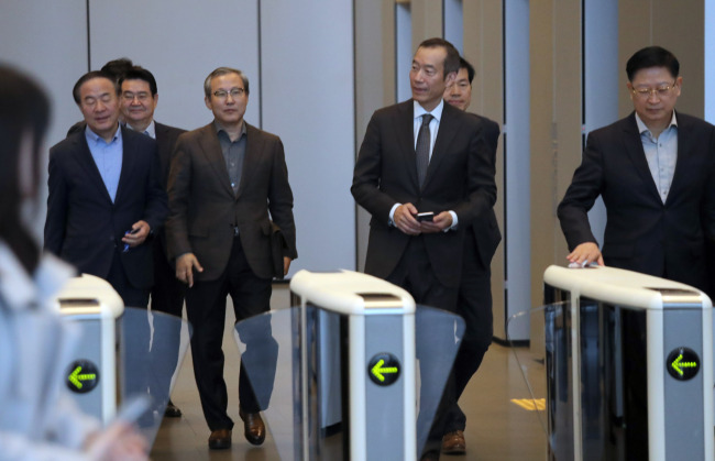 CEOs of Samsung affiliates walk from the office after their weekly meeting on Wednesday. (Yonhap)