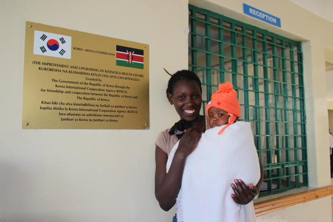 A Kenyan mother poses with her baby after being treated at a hospital built by the Korea International Cooperation Agency in Kitengela, Kenya. (KOICA)