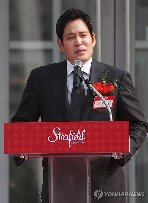 Shinsegae Group Vice Chairman Chung Yong-jin speaks at an opening of Hanam Starfield in September. (Yonhap)