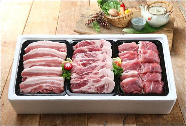 Lotte.com plans to release affordable gift sets, composed of pork, priced less than 50,000 won on Dec. 29. (Lotte.com)