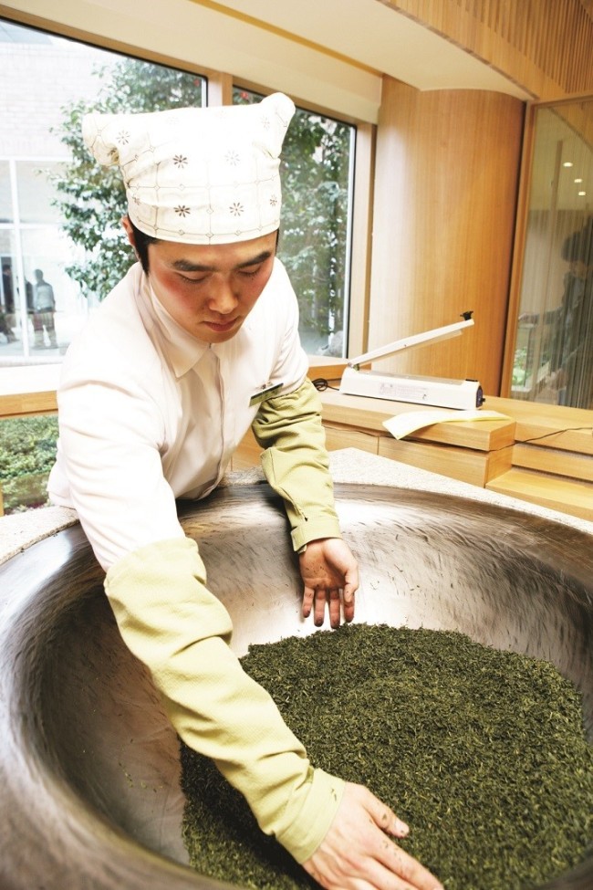 A worker roasts tea leaves at green tea brand O’sulloc’s green tea museum. (AmorePacific)