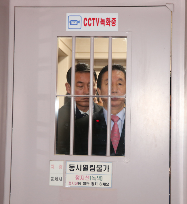 Lawmakers exit a detention centera fter a private hearing with Choi Soon-sil. (Yonhap)