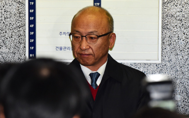 NPS Chairman Moon Hyung-pyo enters the office of the independent counsel in Seoul on Tuesday. (Yonhap)