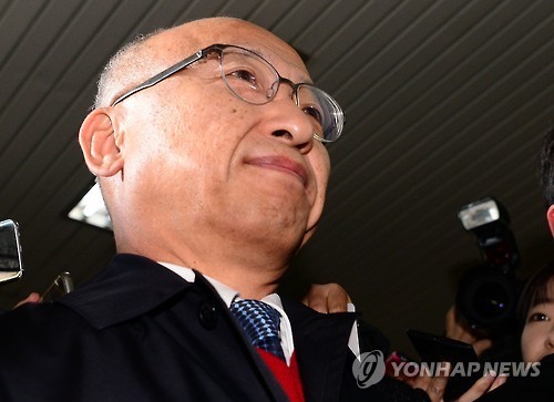 Moon Hyung-pyo, head of the National Pension Service, arrives at the independent counsel's office for questioning in Seoul on Dec. 27, 2016. Moon, former welfare minister, is suspected of influencing the pension fund's decision to support a controversial merger last year between Samsung Group affiliates. The decision is being investigated as a possible barter for Samsung Group's donations to foundations operated by the president's confidante. (Yonhap)