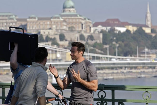 This file photo taken on September 2, 2011 shows Australian actor Hugh Jackman chatting with crew members on the 'Szabadsag' bridge in Budapest during a commercial film shooting. Ryan Gosling, Harrison Ford, Hugh Jackman. Spotting hunky Hollywood actors is no big deal anymore in Budapest, now one of Europe's top hubs for foreign film productions thanks to attractive tax breaks and cutting-edge facilities. (AFP-Yonhap)