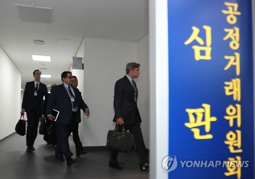 Qualcomm officials enter a courtroom of the Fair Trade Commission in Sejong, central South Korea, on Dec. 28, 2016. (Yonhap)