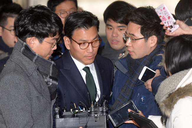 Kim Jae-yeol, president of Samsung Sports Business of Cheil Industries, enters the office building of the independent probe team Thursday. (Yonhap)