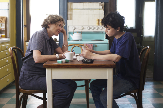This image released by A24 shows Annette Bening, left, and Lucas Zade Zumann in “20th Century Women.” Bening was nominated for a Golden Globe award for best actress in a motion picture comedy or musical for her role in the film on Monday, Dec. 12, 2016. (AP - Yonhap)