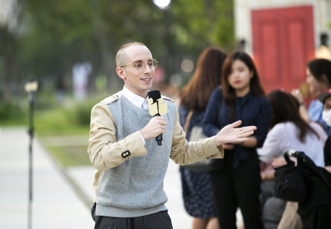 TV personality Tyler Rasch talks to audience on the street in JTBC’s “Talking Street.” (JTBC)