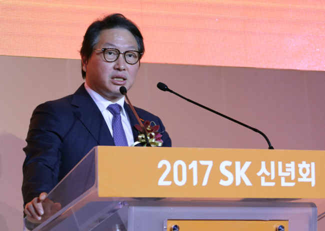 SK Group Chairman Chey Tae-won shares a New Year's message on Monday at the SK Networks' Sheraton Grande Walkerhill Hotel. (SK Group)