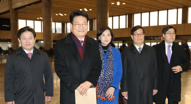 Delegation including former Incheon Mayor Song Young-gil at Gimpo International Airport (Yonhap)