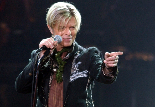 Late British rock legend David Bowie performs on stage during his concert in Hamburg, Germany, Oct. 16, 2003, in this file picture. (EPA-Yonhap)