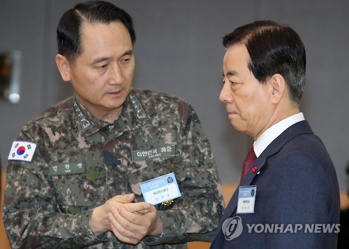 Chief of Naval Operations Adm. Um Hyun-seong (left) and Defense Minister Han Min-koo attend a New Year`s policy briefing to Acting President and Prime Minister Hwang Kyo-ahn (Yonhap)