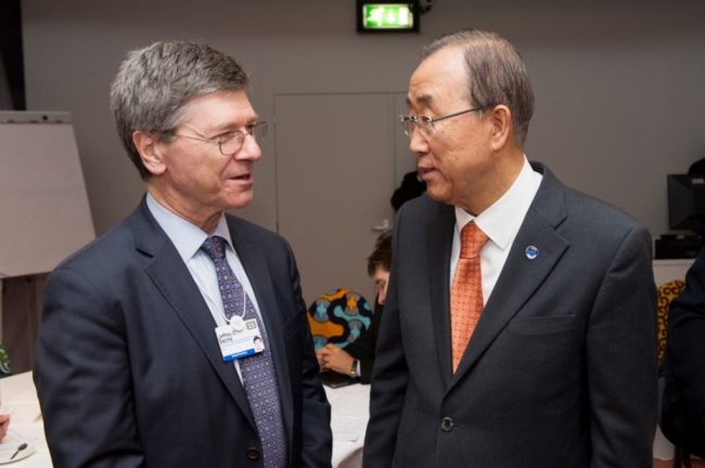 Former UN Secretary-General Ban Ki-moon (left) and Columbia University economist Jeffrey Sachs discuss how to resolve the economic difficulties of young and elderly South Koreans (Yonhap)