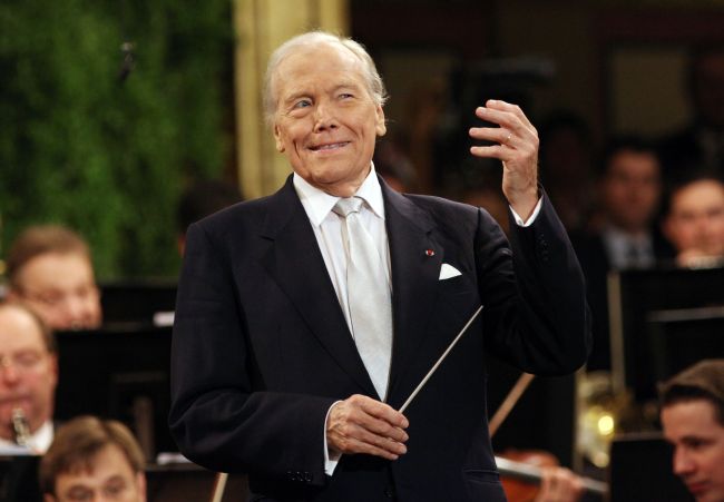 French-born conductor Georges Pretre conducts the Vienna Philharmonic Orchestra during a New Year’s concert in Vienna’s Goldener Musikvereinsaal, Jan. 1, 2010. AFP-Yonhap