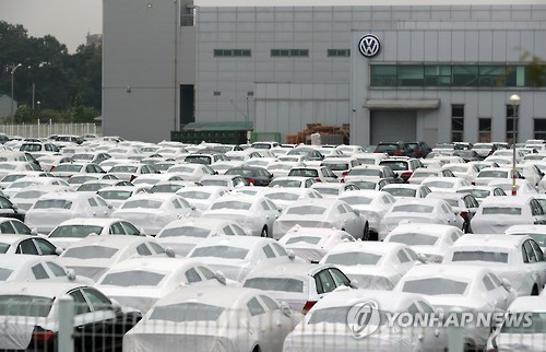 This file photo, taken on Aug. 2, 2016, shows dozens of Audi and Volkswagen cars sitting idly at a pre-delivery inspection center in Pyeongtaek, South Korea. The local government revoked its sales certificates for over 80,000 Audi and Volkswagen cars after their local importer was found to have fabricated their emissions and efficiency test results. (Yonhap)