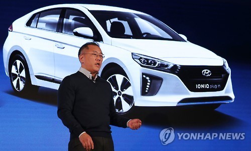 Chung Eui-sun, vice chairman of Hyundai Motor Co., holds a special presentation at the Consumer Electronics Show in Las Vegas on Jan. 4, 2016. (Yonhap)