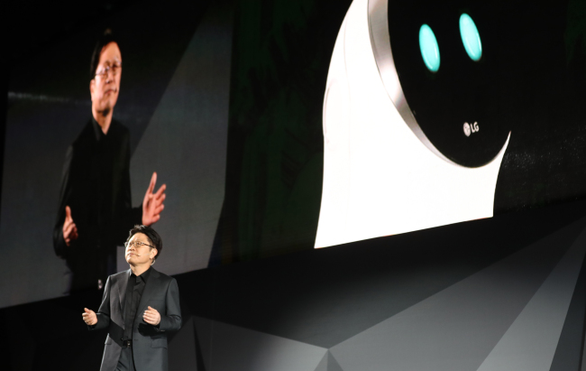 LG Electronics Chief Technology Officer Ahn Seung-kwon introduces its Hub Robot that controls smart home appliances at the CES on Thursday. (Yonhap)