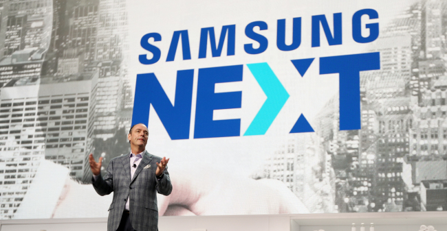 Samsung Electronics America president Tim Baxter speaks about the company's plan on Internet of Things at the Consumer Electronics Show in Las Vegas on Thursday. (Yonhap)