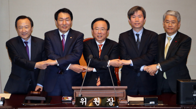 Key members of the Special Committee on Constitutional Revision pose for a photo at their first plenary session Thursday at the National Assembly in Yeouido, Seoul. From left are Reps. Hong Il-pyo of the New Conservative Party for Reform, Ahn Sang-soo of the Saenuri Party, Committee Chairman Lee Joo-young, Lee In-young of the Democratic Party and Kim Dong-cheol of the People’s Party (Yonhap)