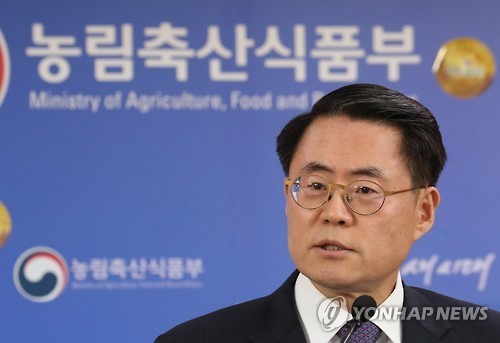 South Korea's Agriculture Minister Kim Jae-soo speaks at a press conference on the ministry's 2017 policy plan in Sejong on Jan. 5, 2017. (Yonhap)