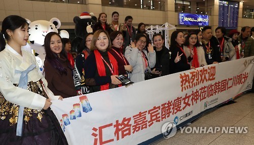 A group of Chinese tourists pose for a picture after arriving at South Korea's Incheon International Airport on Jan. 3, 2017. They were part of some 500 employees from a Chinese company on an incentive tour to South Korea. (Yonhap)