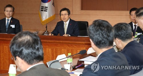 Acting President and Prime Minister Hwang Kyo-ahn (C) speaks during the policy briefing on securing future growth engines in the new year at the central government complex in Seoul on Jan. 6, 2017. (Yonhap)