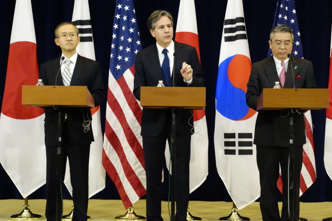 From left are South Korean Vice Minister Lim Sung-nam, US Deputy Secretary of State Antony Blinken and Japanese Vice Foreign Minister Shinsuke Sugiyama (Yonhap)