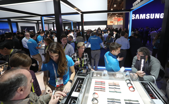 Visitors try new devices at Samsung Electronics’ booth at the Consumer Electronics Show that opened Thursday in Las Vegas. (Yonhap)