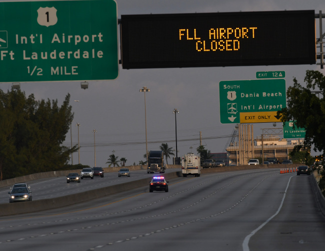 The main access road to the Fort Lauderdale airport is shut down after a lone gunman opened fire in the baggage claim area on Friday. (UPI-Yonhap)