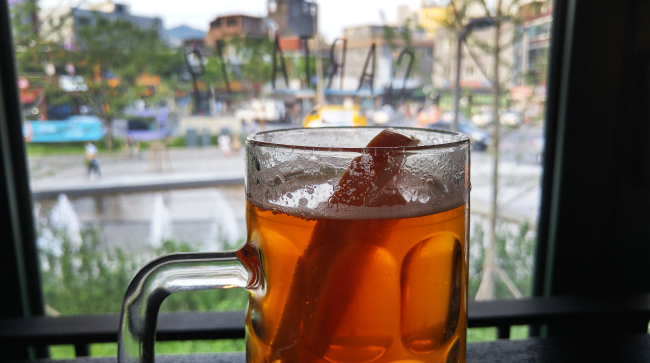 A lone beer glass sits at Carta 19, a bar overlooking the Yeonnam-dong neighborhood. (Rumy Doo/The Korea Herald)