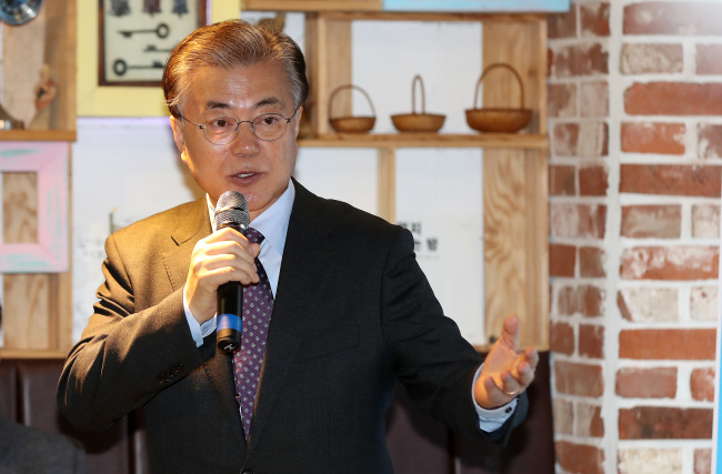 Moon Jae-in, former chairman and presidential frontrunner of the main opposition Democratic Party of Korea, speaks with citizens in Gyeongju, North Gyeongsang Province. Yonhap