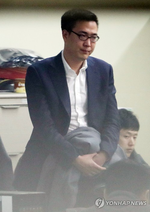 Kim Dong-seon, the third son of Hanwha Group Chairman Kim Seung-youn, is interrogated at Gangnam Police Station in Seoul on Jan. 5, 2017, after allegedly assaulting two bar employees and destroying a patrol car while being escorted to the police station earlier in the day.(Yonhap)