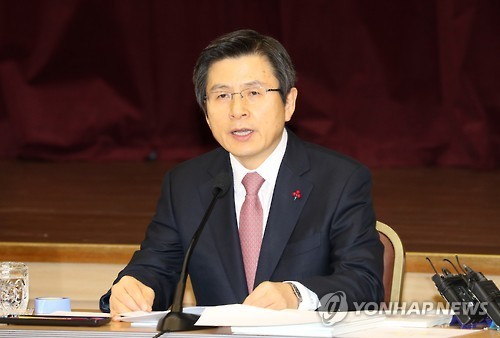 Acting President and Prime Minister Hwang Kyo-ahn speaks during the New Year's policy briefing on creating jobs and stabilizing the livelihoods of average citizens at the government convention center in Sejong, 121 kilometers south of Seoul, on Jan. 9, 2017. (Yonhap)