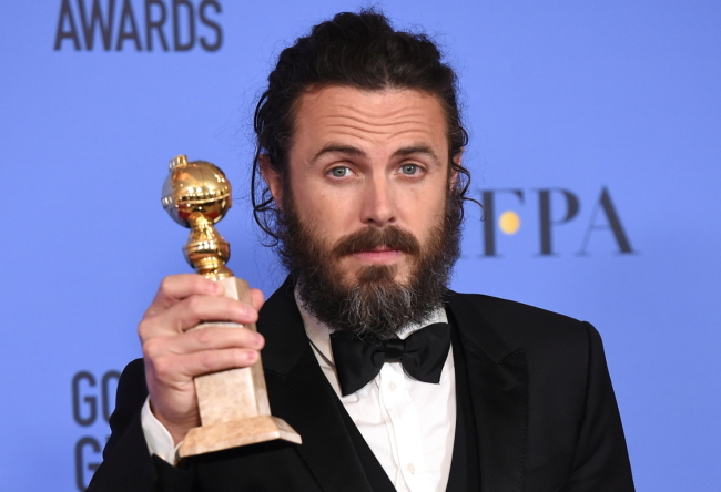 Casey Affleck accepts the award for best actor in a motion picture drama for his role in “Manchester by the Sea.” (AP-Yonhap)